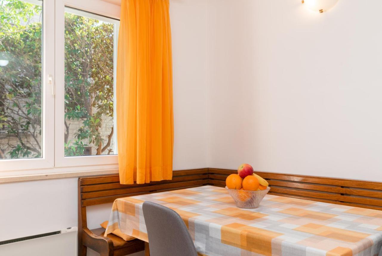Apartment Nona - Center, 150 Meters From The Beach Supetar Bagian luar foto